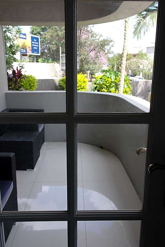 Hampton Court Apartments