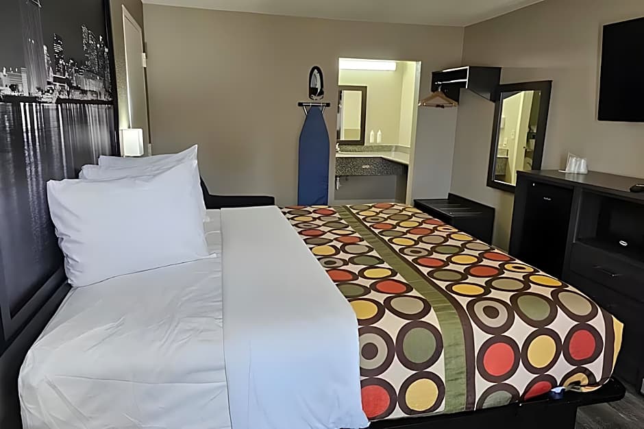 Super 8 by Wyndham Metairie