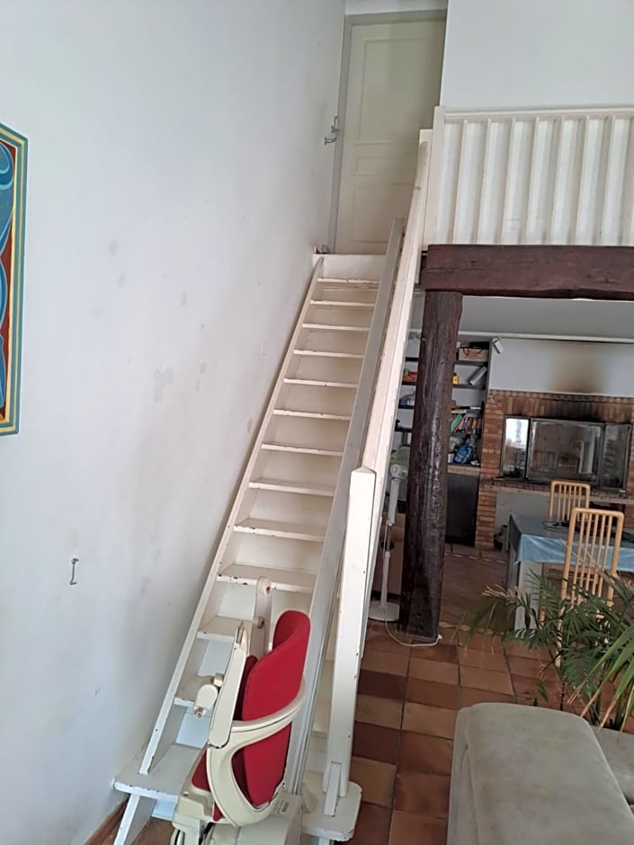 Chambres tomate, dans maison avec petit escalier et Stanna, à 6km du festival de piano de la roque d'anthéron