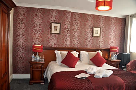 Semi Deluxe with Super King Bed En-suite with shower