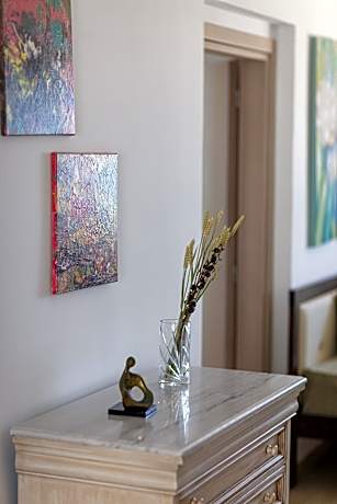 Grand One-Bedroom Apartment