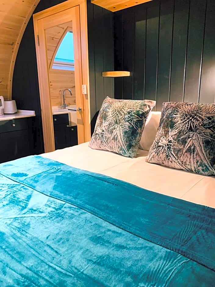 Thistle Pod Farm Stay with Hottub Sleeps 2