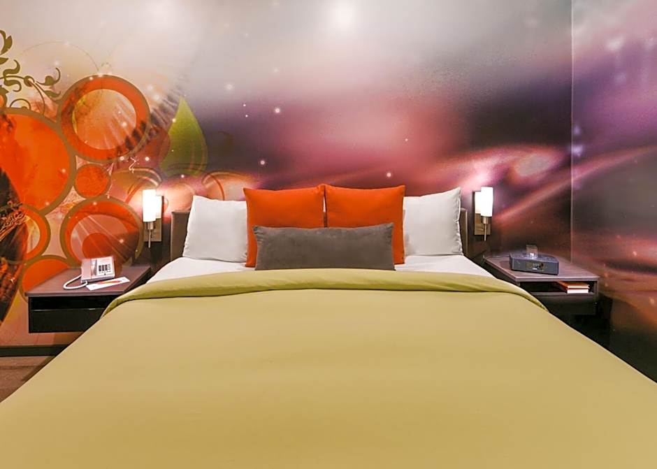 The Tangerine - a Burbank Hotel