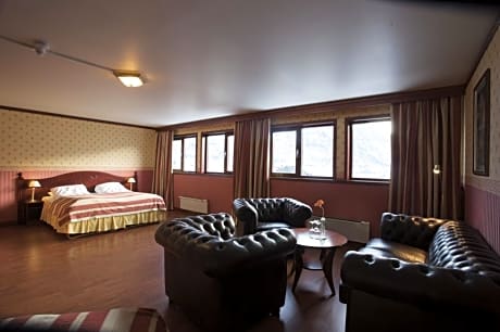 Suite-1 King Bed, Non-Smoking, Junior Suite, High Speed Internet Access, Coffee Maker, Full Breakfas