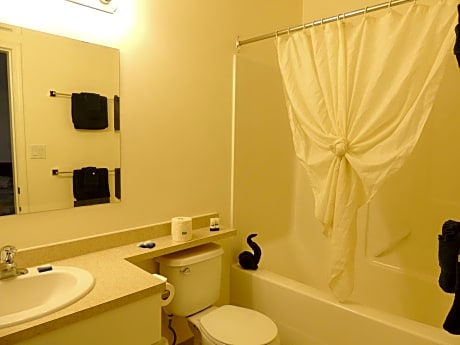 100 Mile Motel & RV Park