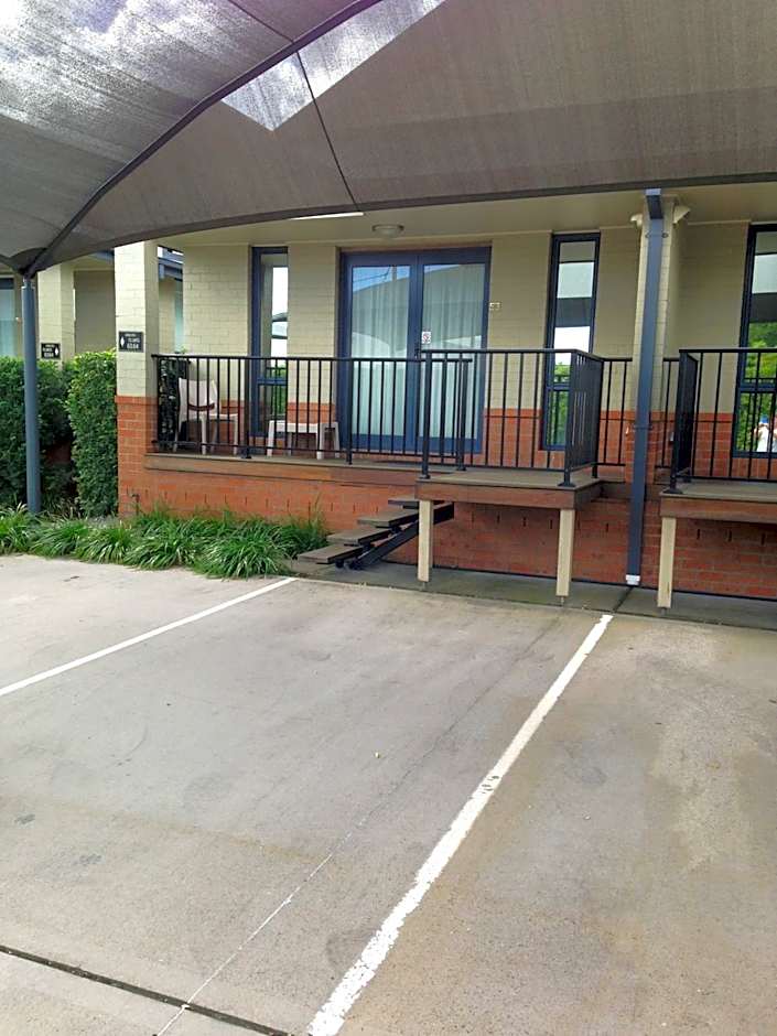 Francis Phillip Motor Inn and The Lodge