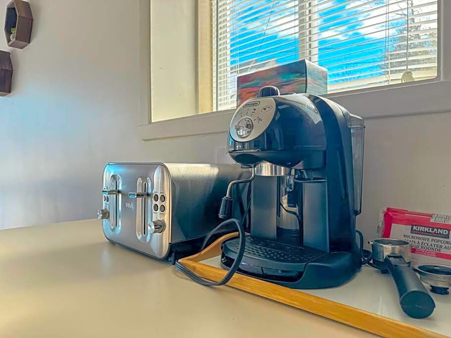 Lake retreat 5BR with SPA, watercraft and kids playground