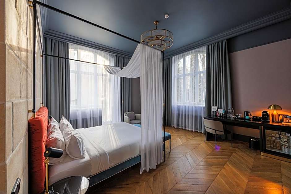 Lion's Castle Hotel
