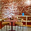 Garde and Warders Hotel