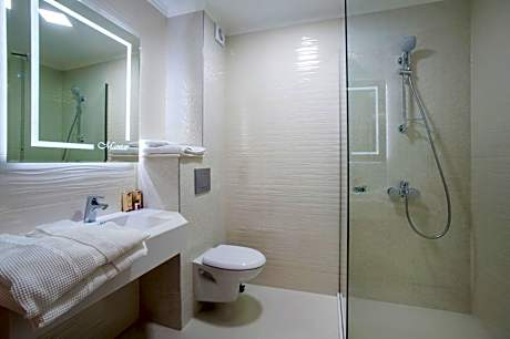 Deluxe Double Room with Mountain View (2 adults + 2 children)