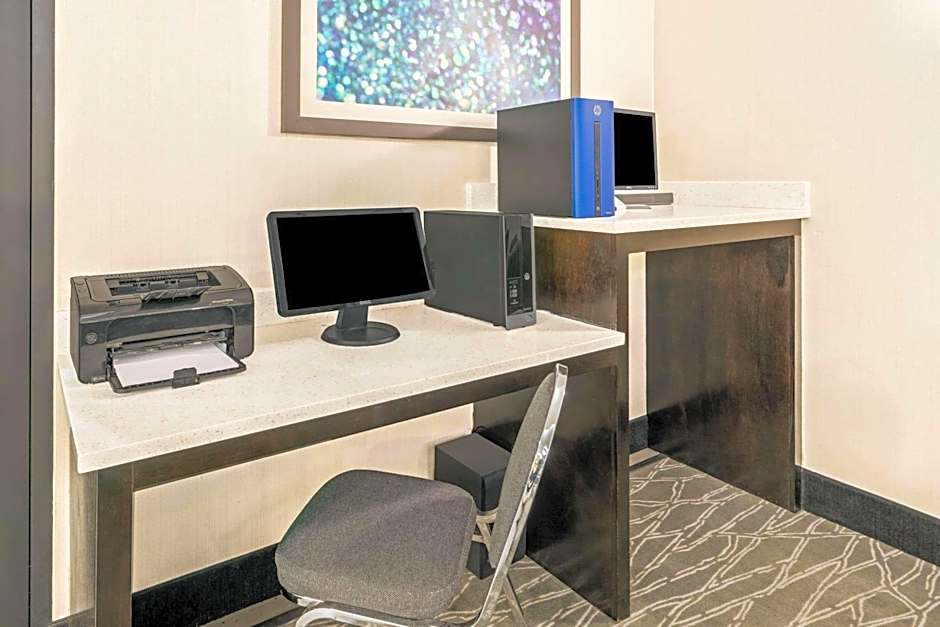 La Quinta Inn & Suites by Wyndham Oklahoma City Yukon