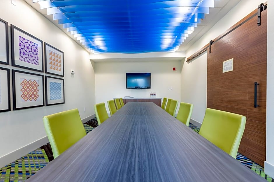Holiday Inn Express & Suites Arlington North – Stadium Area by IHG