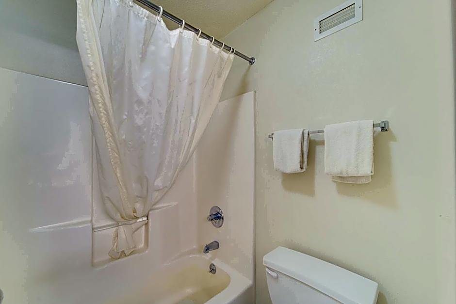 Capital O Amerihost Inn and Suites Fulton Hwy 54 MO