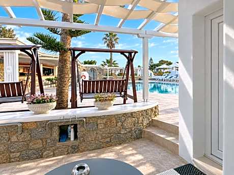 Apartment with Pool View
