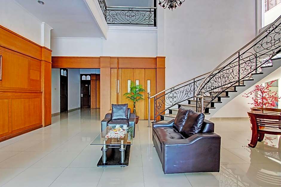 OYO 93011 Hotel Griya Lestari Pati 2