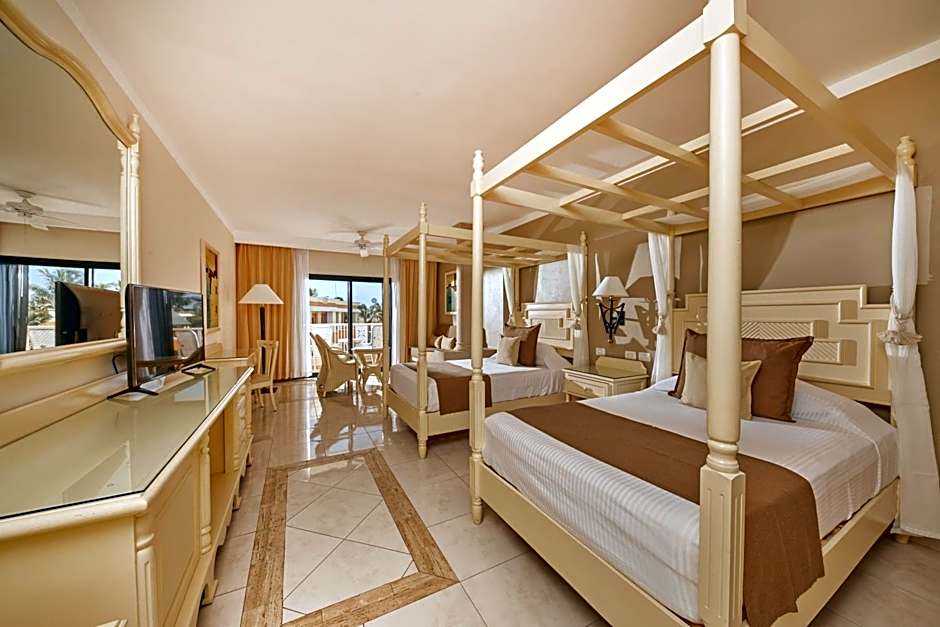 Photo 1 of 5 of 2 Double Beds Junior Suite SGL