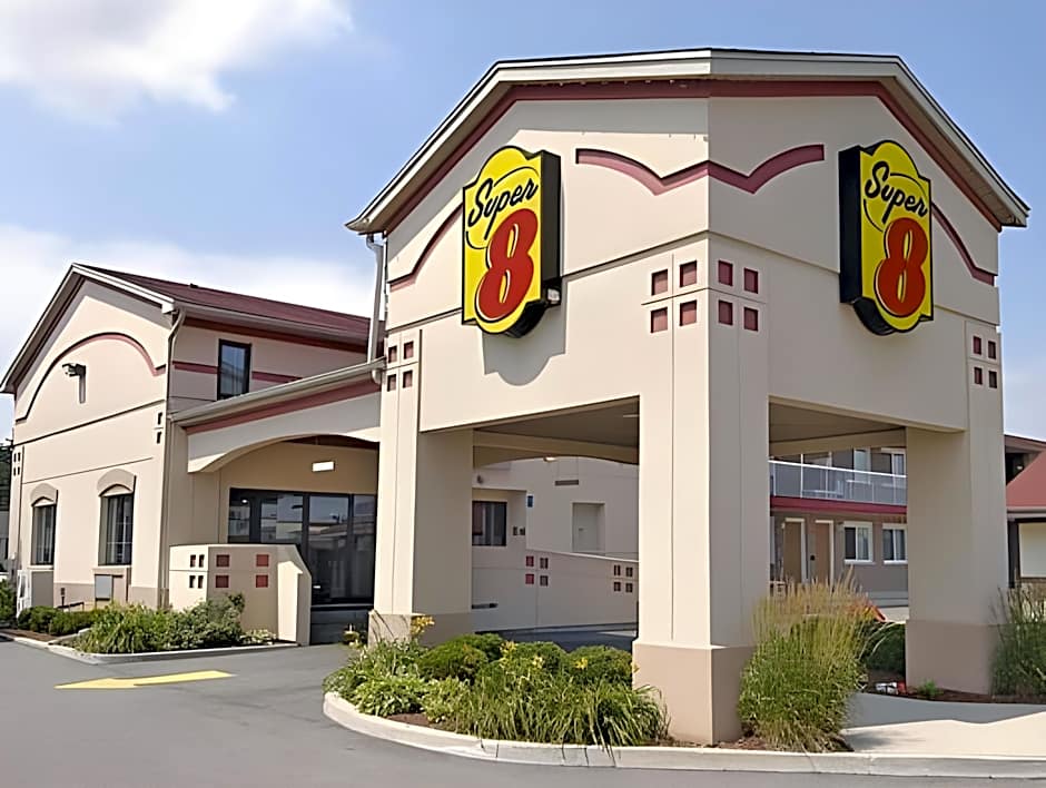 Super 8 by Wyndham Guelph