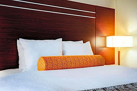 KING BED-NON SMOKING
