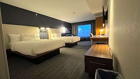 Queen Room with Two Queen Beds - Hearing Accessible