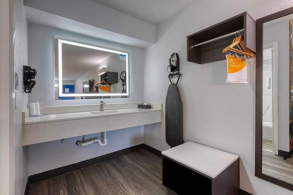 Clarion Pointe Decatur Downtown