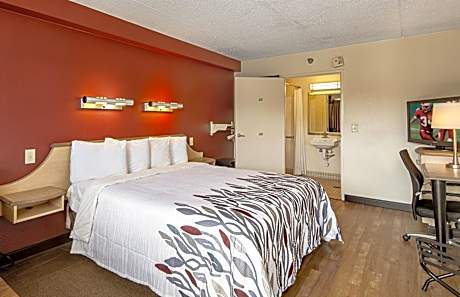 Deluxe King Room Disability Access Roll-In Shower Smoke Free