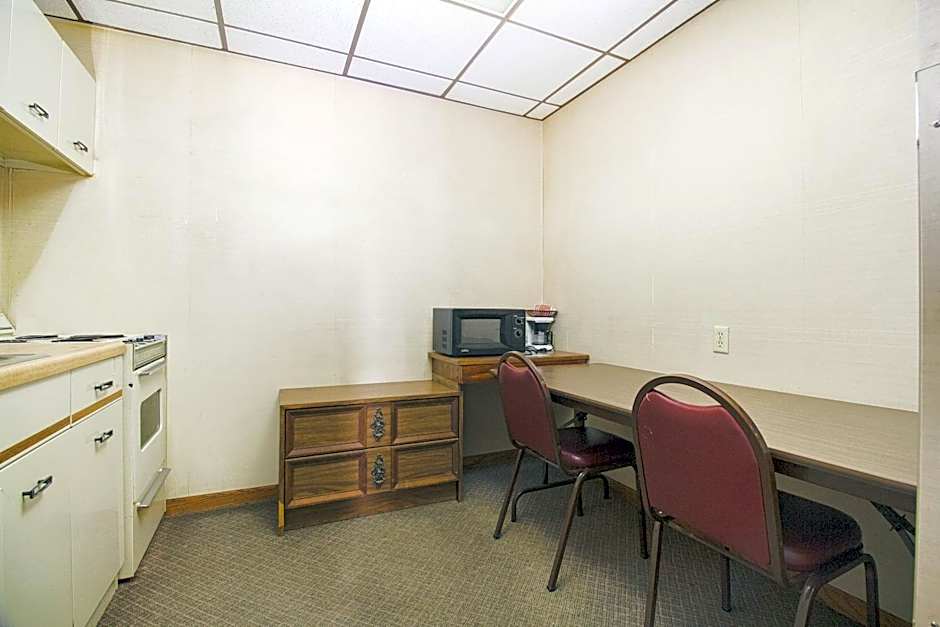 HomeTown Inn By OYO - Liberal, KS