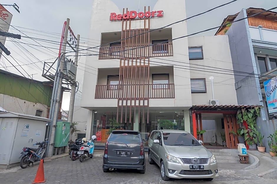 RedDoorz Plus near Asia Afrika 3