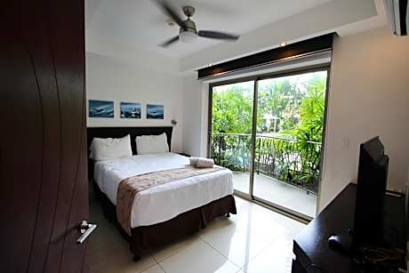 1BR Garden Suite w / kitchen, living room, 2 terraces