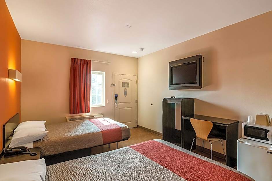 Motel 6 Bell Gardens
