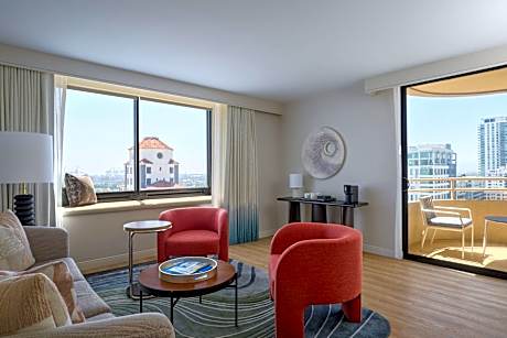 Deluxe King Suite, M Club lounge access, 1 Bedroom Deluxe Suite, 1 King, Harbor view, Top floor