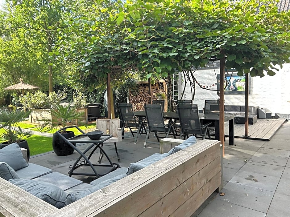 Casa aan de Plas, B&B met sauna en hottub of jacuzzi