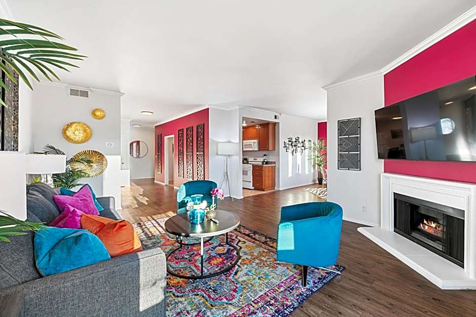 Beverly Hills Chic 2 bed 2bath with Patio and Parking 309