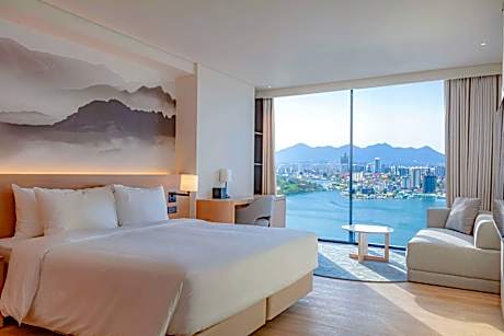 Grand Deluxe Lake View King Room