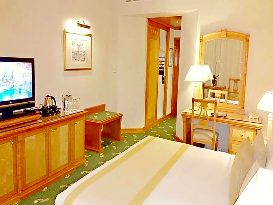 Knight Castle Hotel - Formerly known as Carlton Palace Hotel