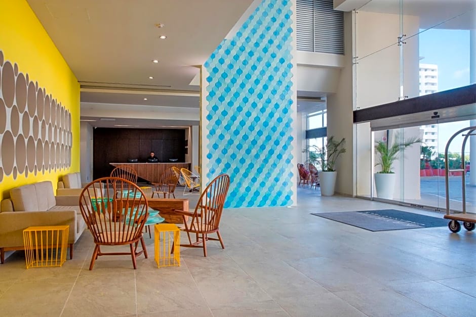 Krystal Urban Cancun-Malecon