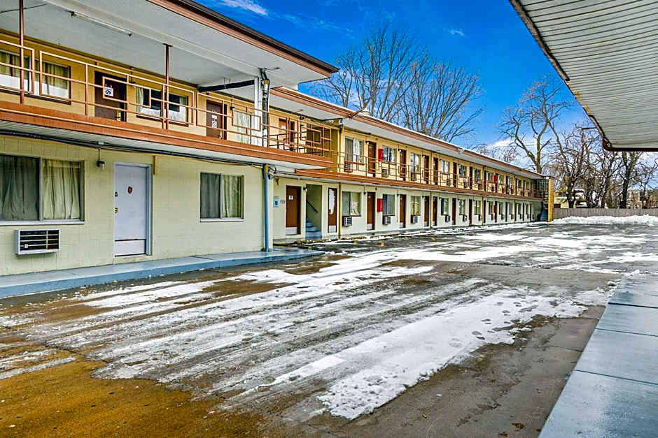OYO Hotel Downtown Peoria IL I-74
