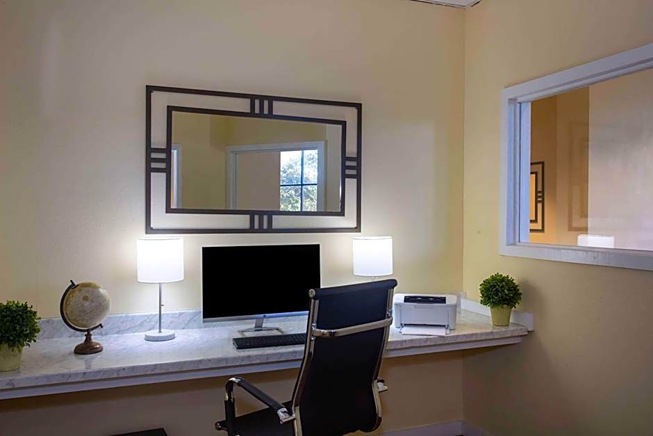 Days Inn & Suites by Wyndham Tallahassee Conf Center I-10