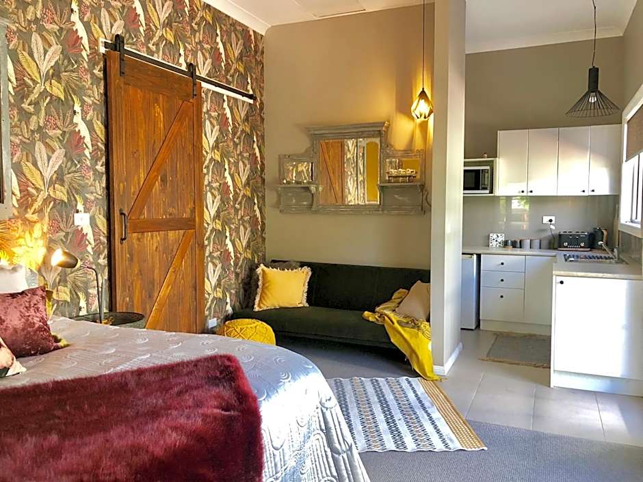 Chanticleer Gardens Barn cottage with a Pool