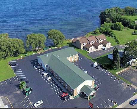Econo Lodge Menomonie On The Bay