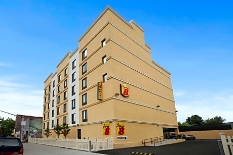 Super 8 by Wyndham Bronx