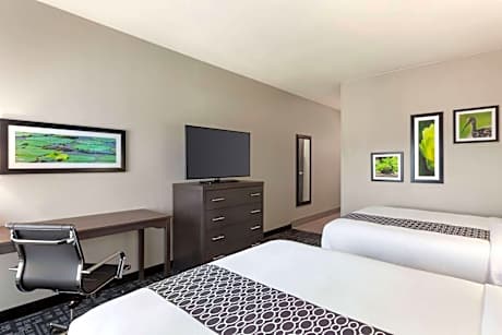Queen Room with Two Queen Beds and Bath Tub - Mobility Accessible/Non-Smoking