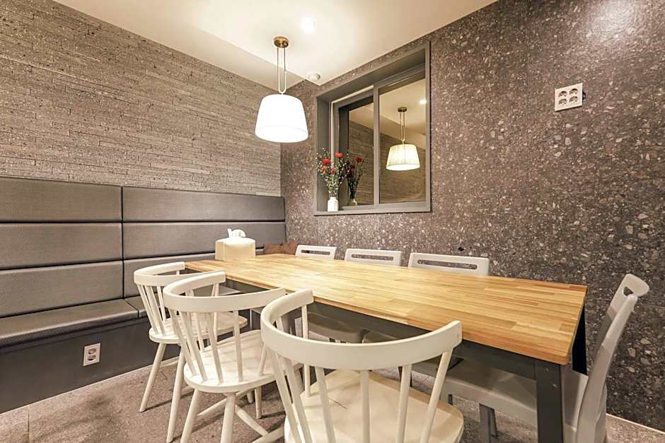 Brown-Dot Hotel Gupo