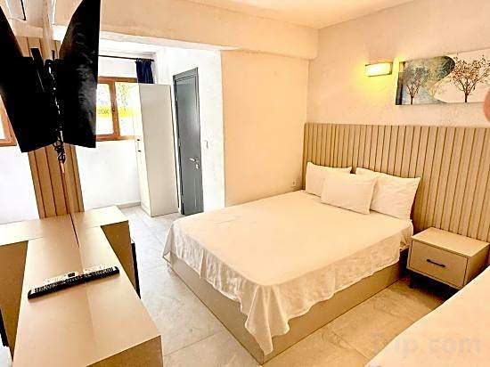 Ados Hotel