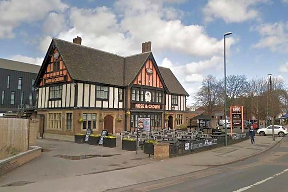 Newly refurbished studio, great location 8 studios