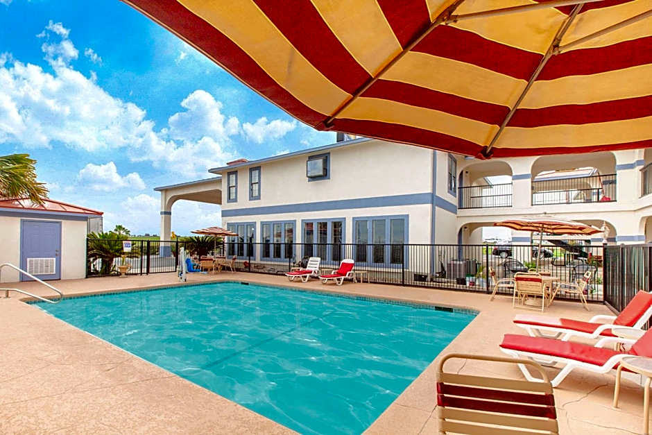 Days Inn & Suites by Wyndham Braunig Lake