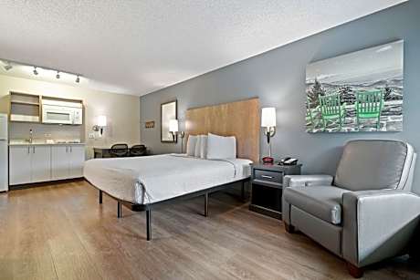 Studio with 1 King Bed - Disability Access - Non-Smoking