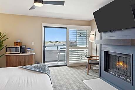 456 Embarcadero Inn & Suites