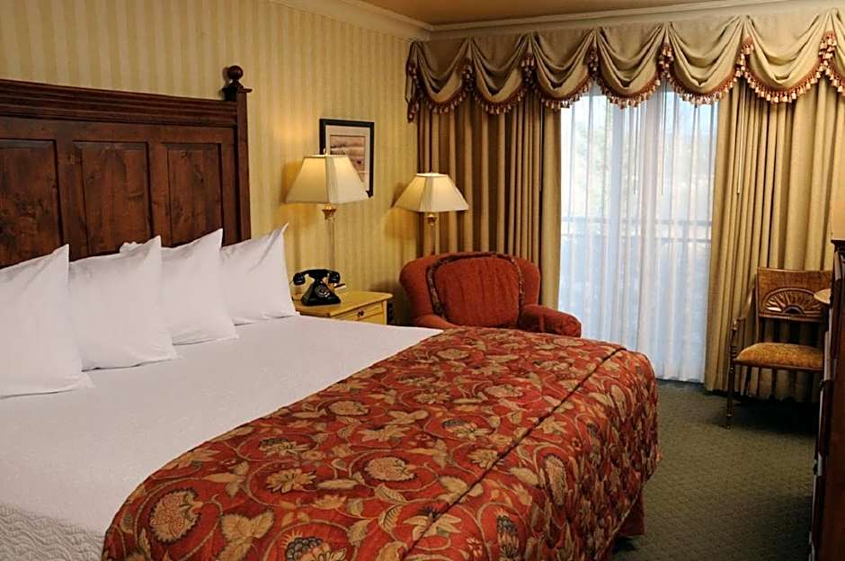 Pike's Waterfront Lodge