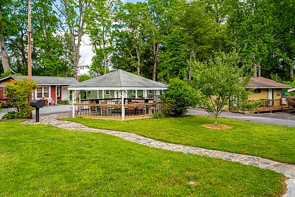 CedarWood Inn