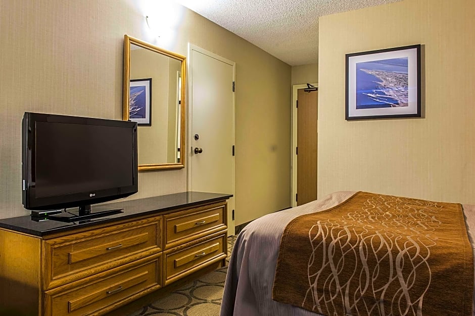 Photo 1 of 2 of 1 Queen Bed, Accessible